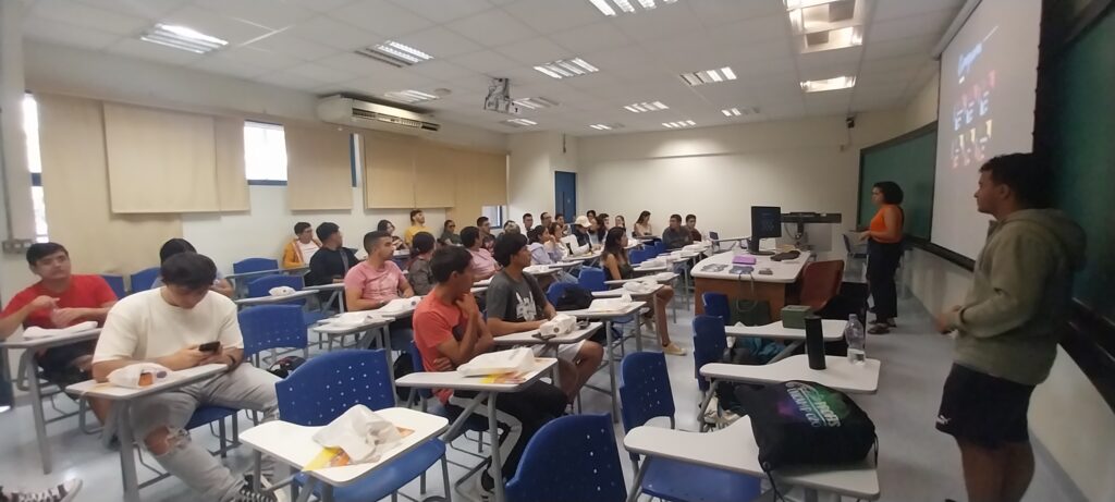 Estudantes durante o evento Hi Brazil, assinstindo a apresentação de representantes da UniIn. 