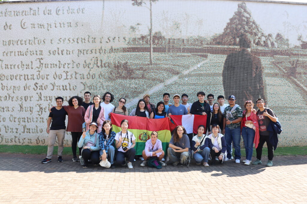 Estudantes posam para foto no Painel que homenageia o fundador da Unicamp, Prof. Zeferino Vaz