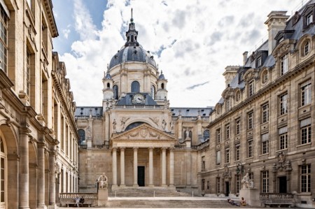 A Université Paris 1 Panthéon-Sorbonne é umas das instituições participantes.