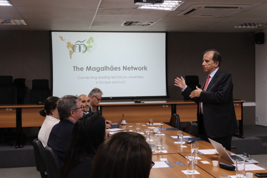presidente da rede magalhães realizando uma paresentação
