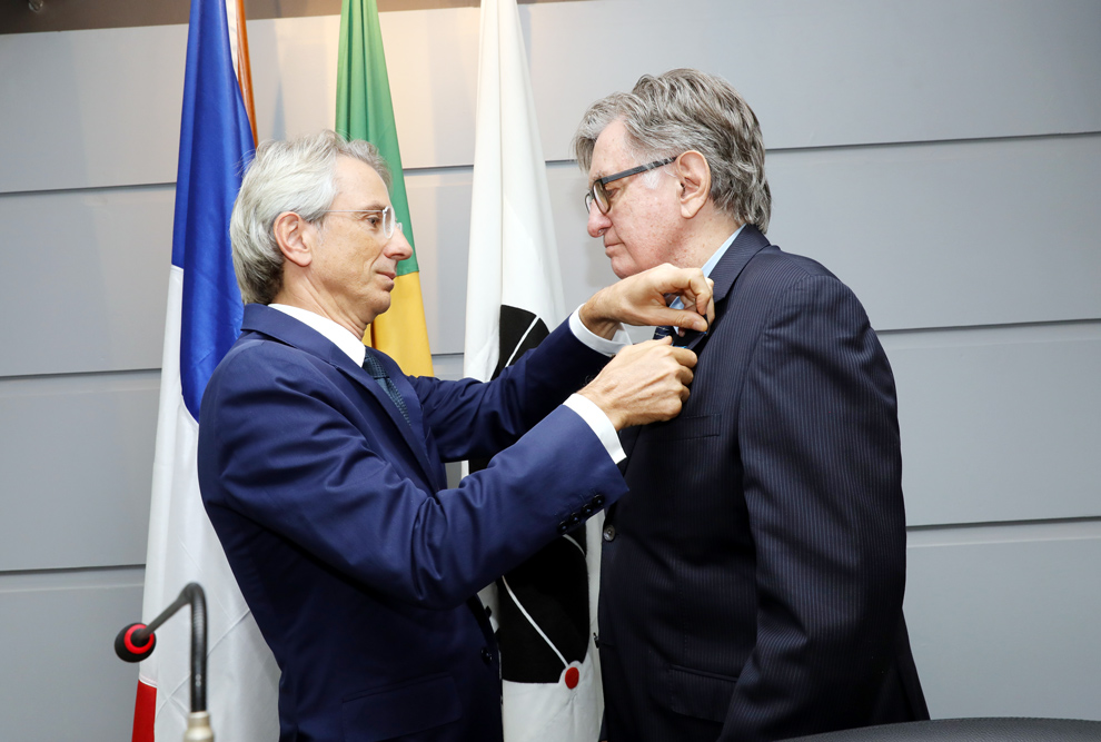 José Luis Guazelli recebendo a homenagem