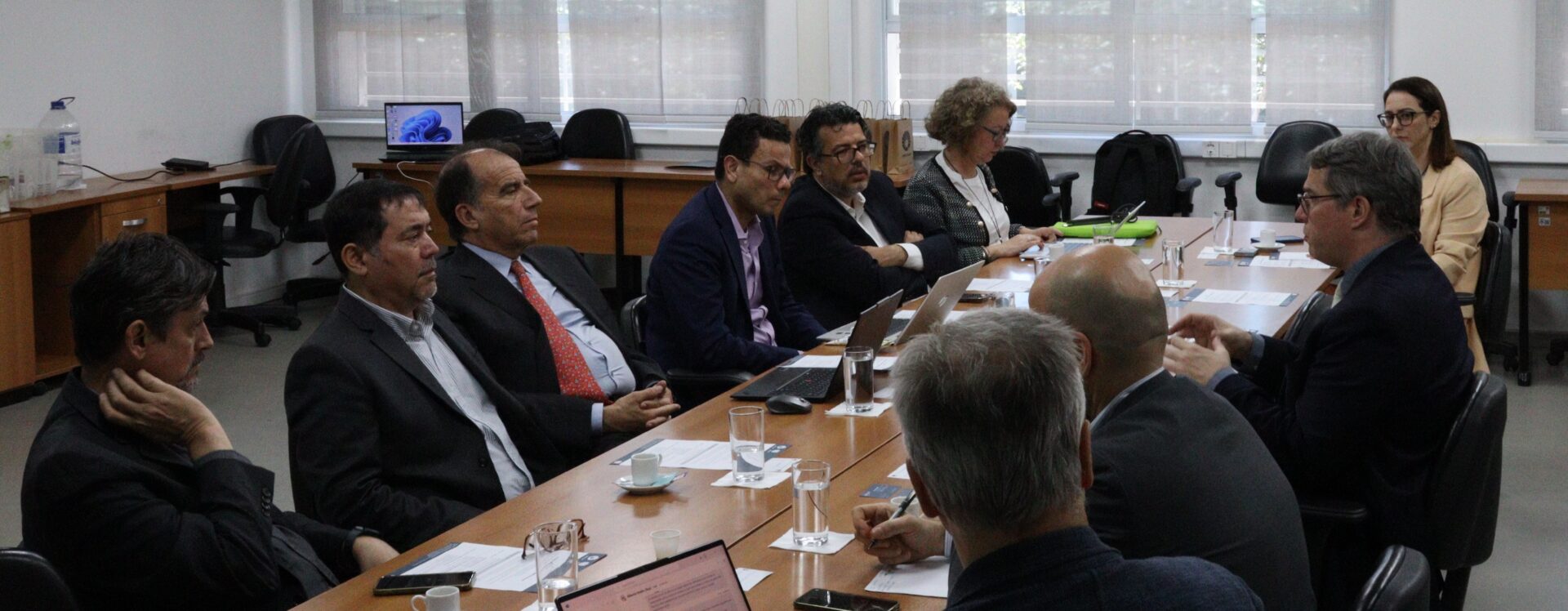 reunião rede magalhães