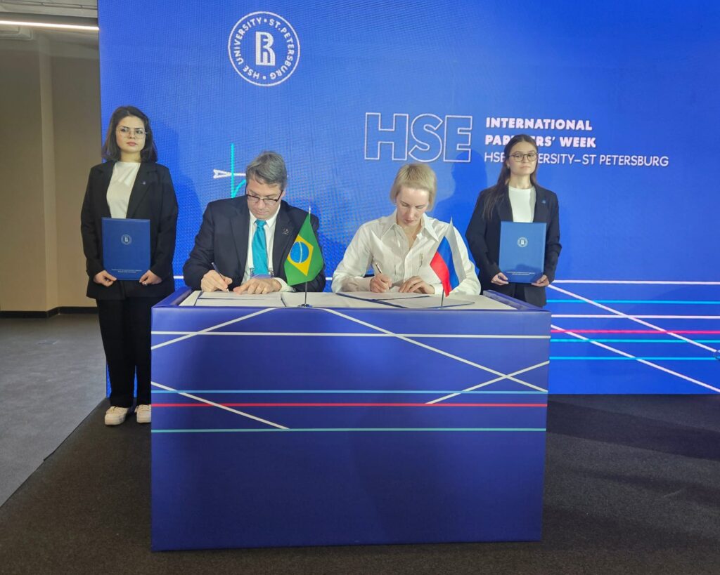 Prof. Rafael assinando acordo na Rússia
