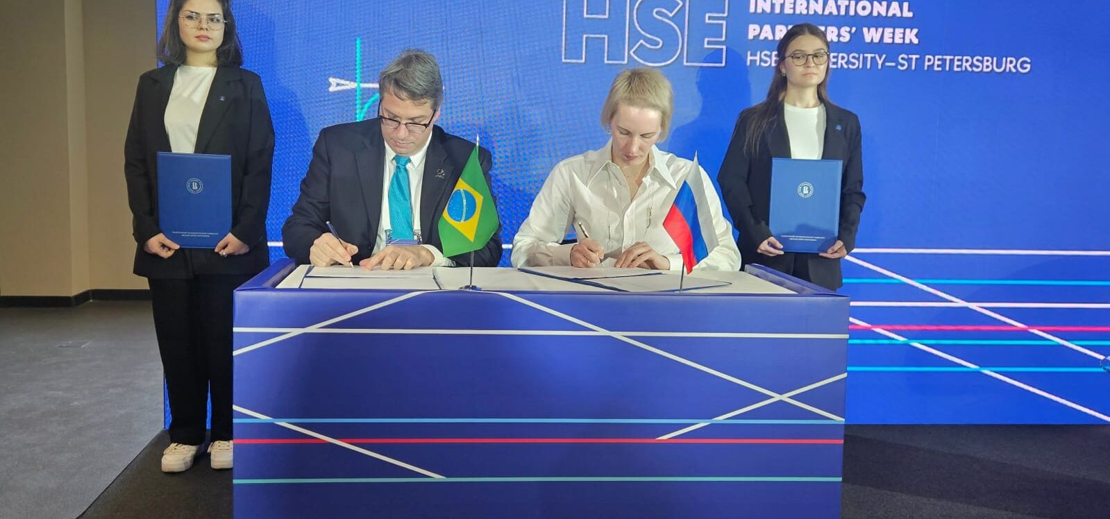 Prof. Rafael assinando acordo na Rússia