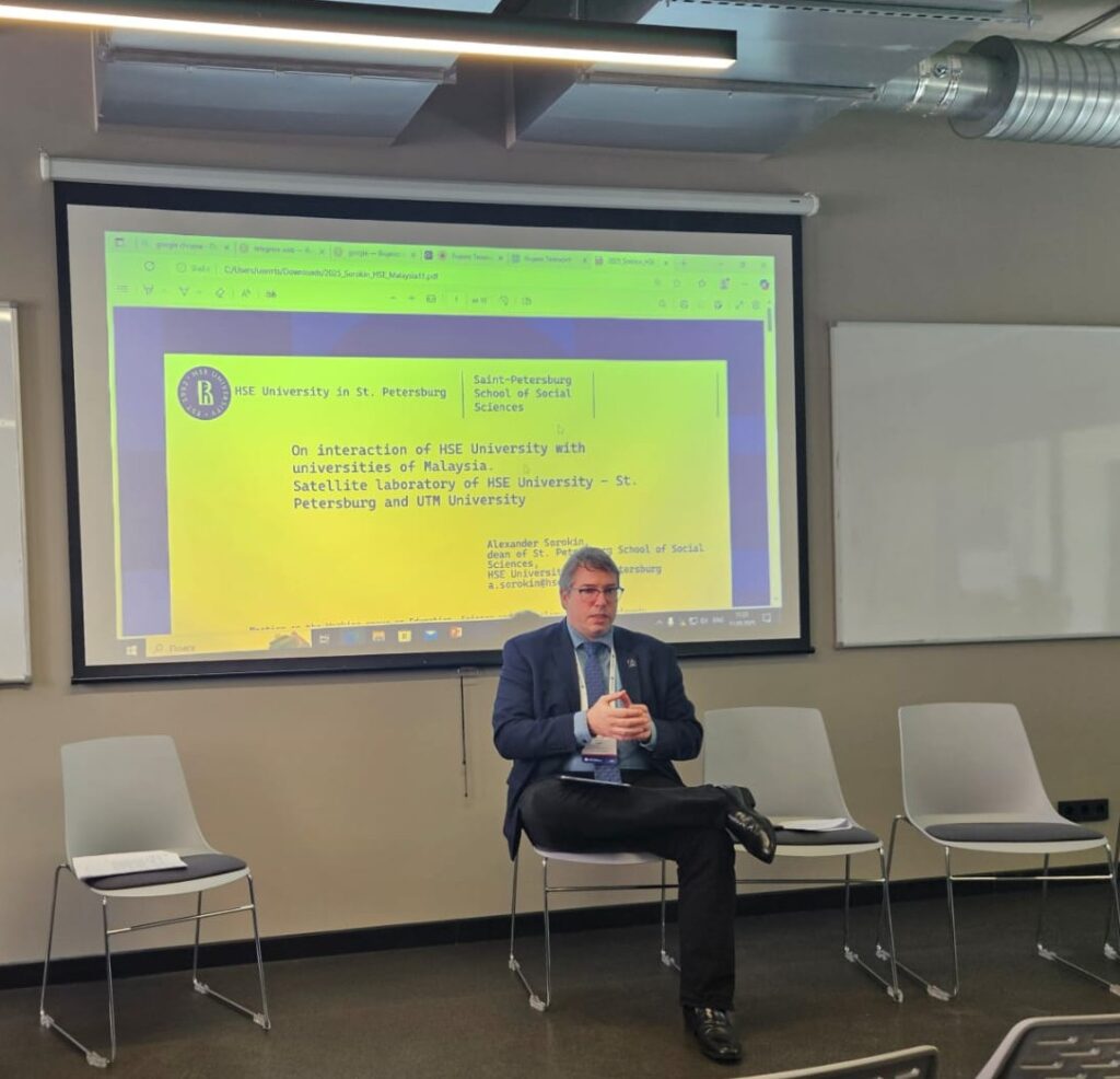 Prof. Rafael dando palestra na Rússia