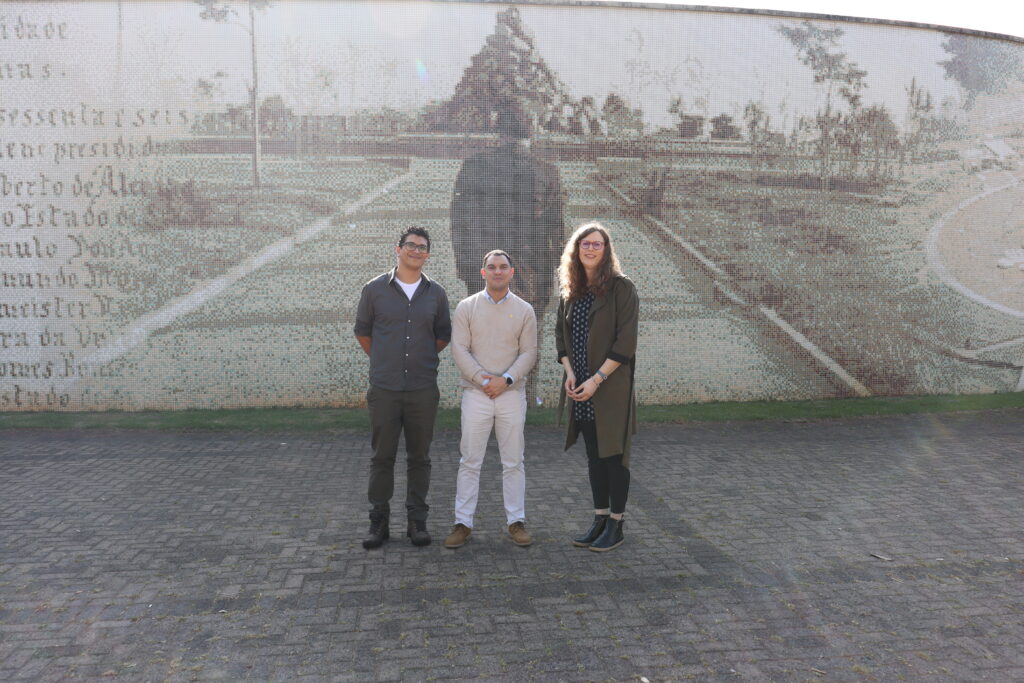 foto em frente ao mural