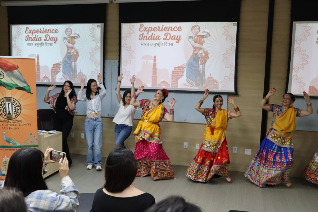 Dançarinas chamaram o público para dançar junto a elas no encerramento do evento