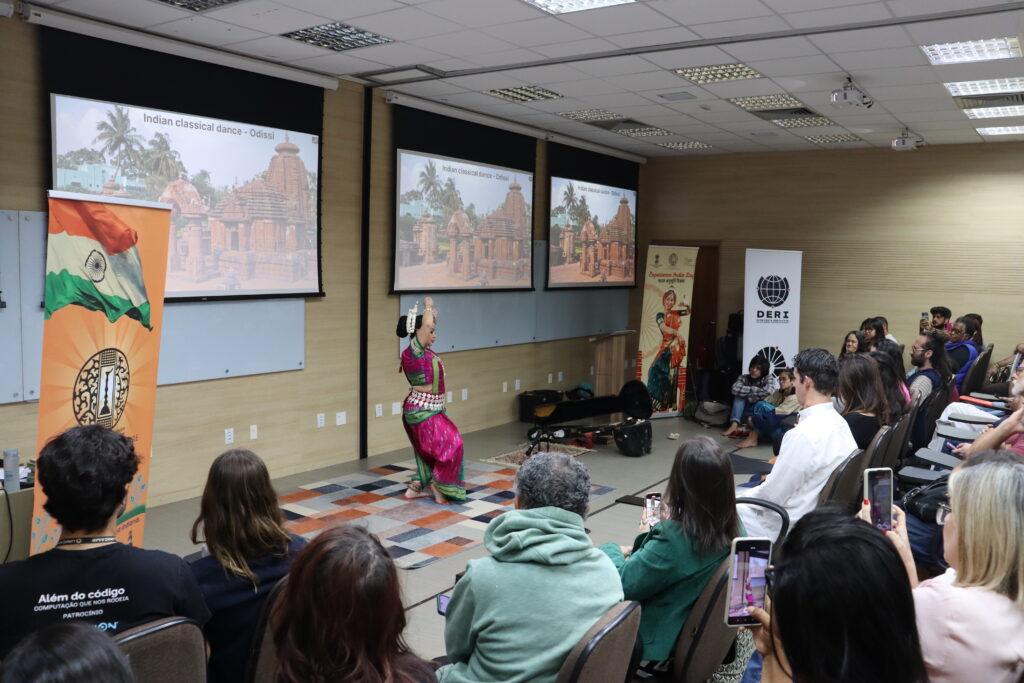 Danças clássicas indianas dos estilos Odissi e Bharatanatyam
