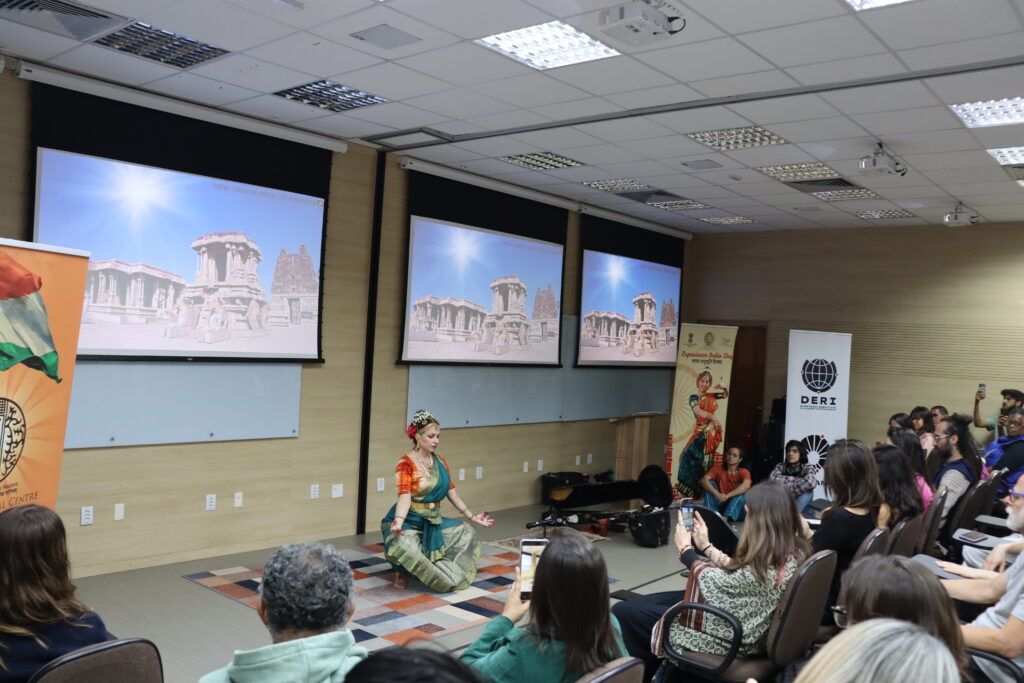 Danças clássicas indianas dos estilos Odissi e Bharatanatyam