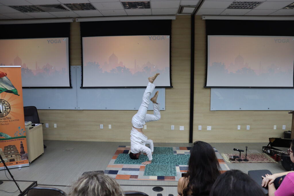 Demonstração de Yoga, Saudação ao Sol.