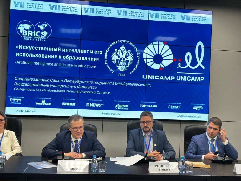 Petrilson mediando palestra