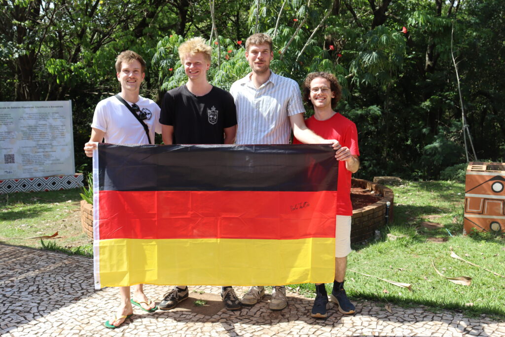 alunos com bandeira 3